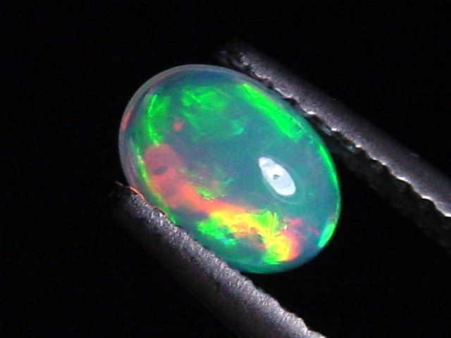 Opal 0,46 Ct. finest quality - oval cabochon