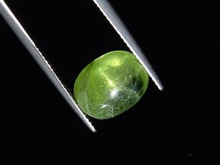 Peridot cat's eye 7,07 Ct. - apple green - oval cabochon