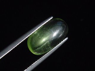 Peridot Katzenauge 5,35 Ct. - Apfelgrün - Oval Cabochon