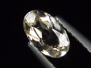 Danburit 0,73 Ct. Oval - Sahatany valley, Madag.