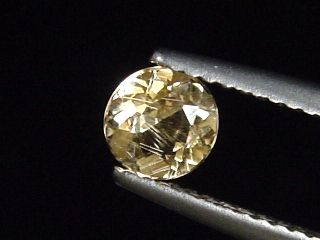 Danburit 0,49 Ct. Rund - Sahatany valley, Madag.