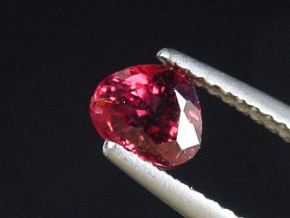 Rhodolit Granat 0,95 Ct. Tropfen 6 x 5 mm Sri Lanka