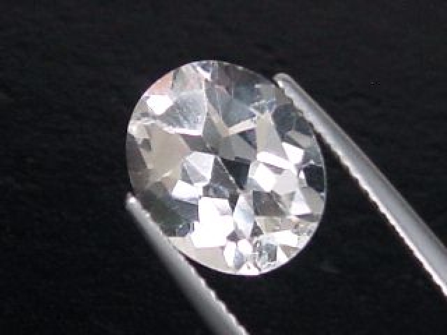 Weißer Topas 5,70 Ct. - Oval 12 x 10 mm Brasilien