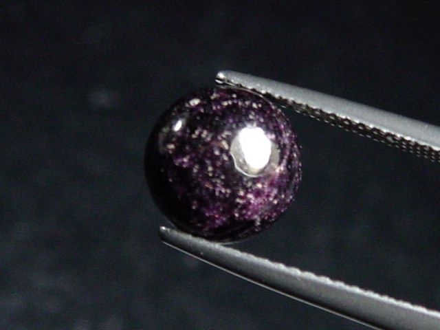 Sugilite 3,39 Ct. cabochon - Wessels mine, Kuruman, Southafrica