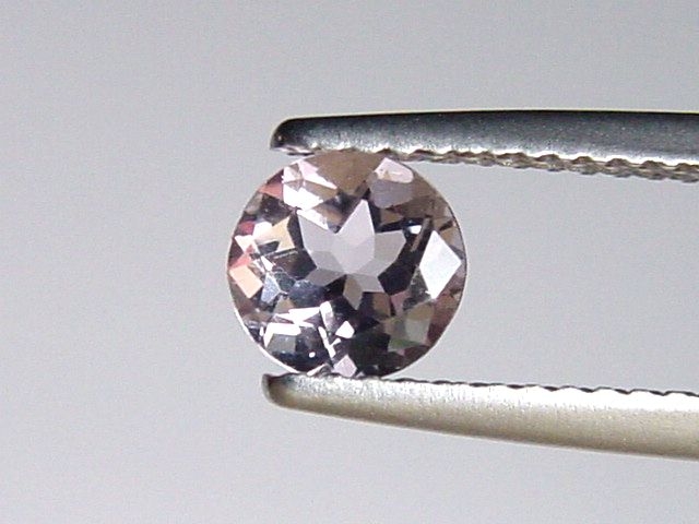 Petschite / violet Skapolite 0,53 Ct. round Tanzania