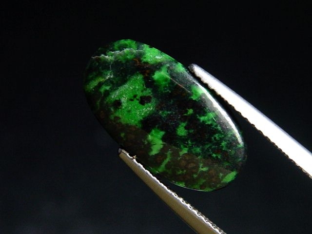 Spotted Jade 2,63 Ct. oval cabochon - Monte Viso, Piemont, Italy