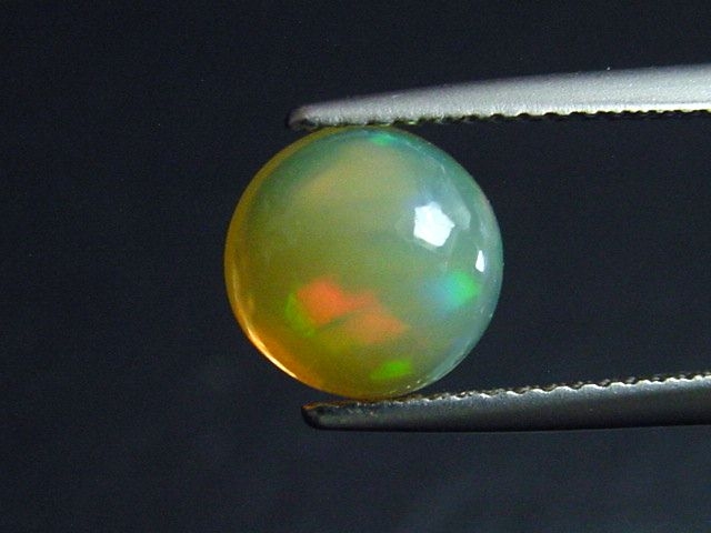 Opal 1,95 Ct. fine colorplay - round cabochon